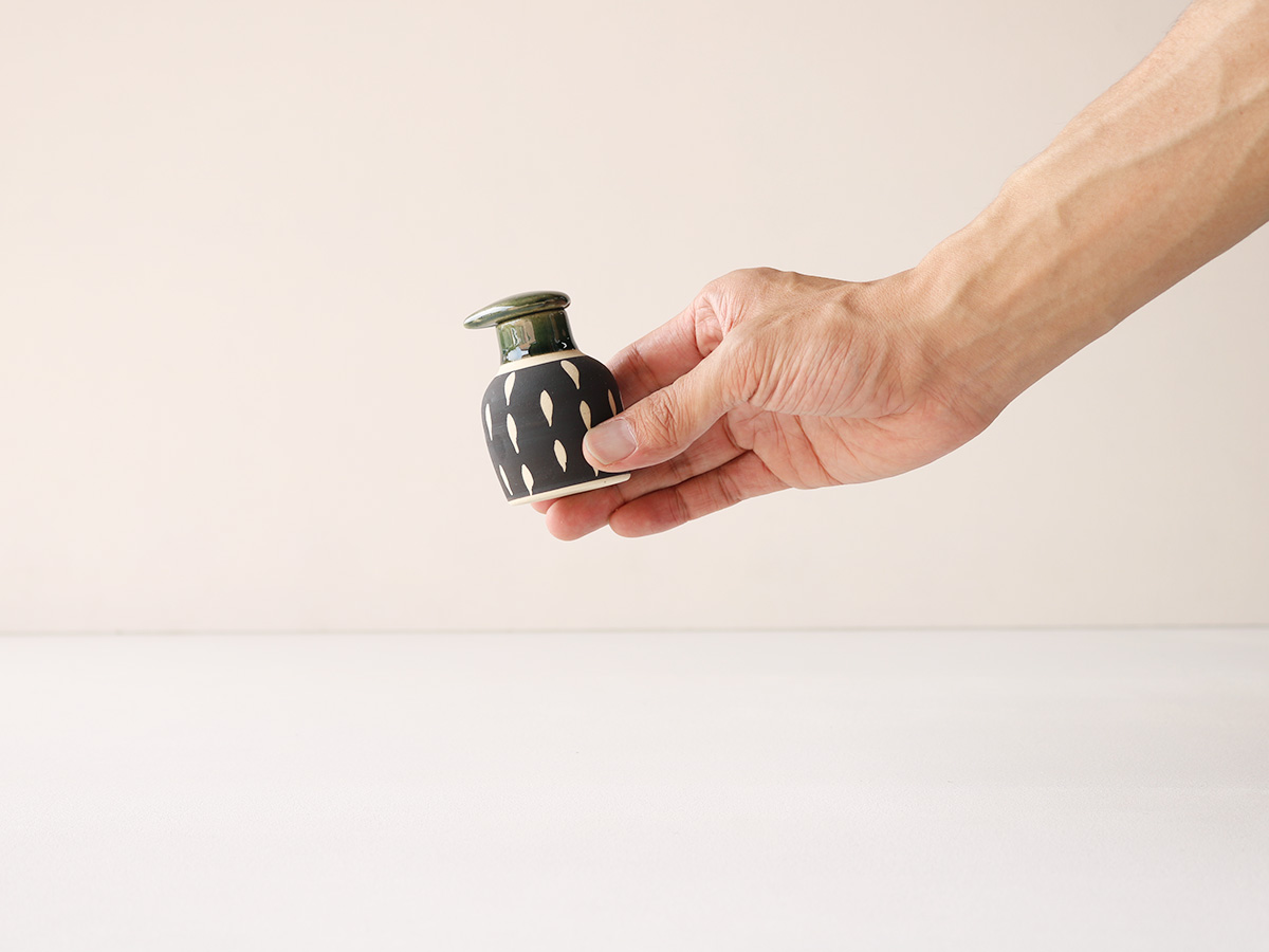 草花紋/織部黒点紋  醤油さし 波佐見焼