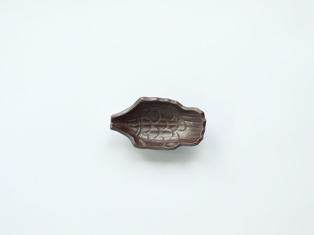 デッドストック 木彫りの魚のような小皿 有田焼