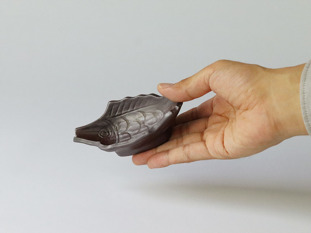 デッドストック 木彫りの魚のような小皿 有田焼