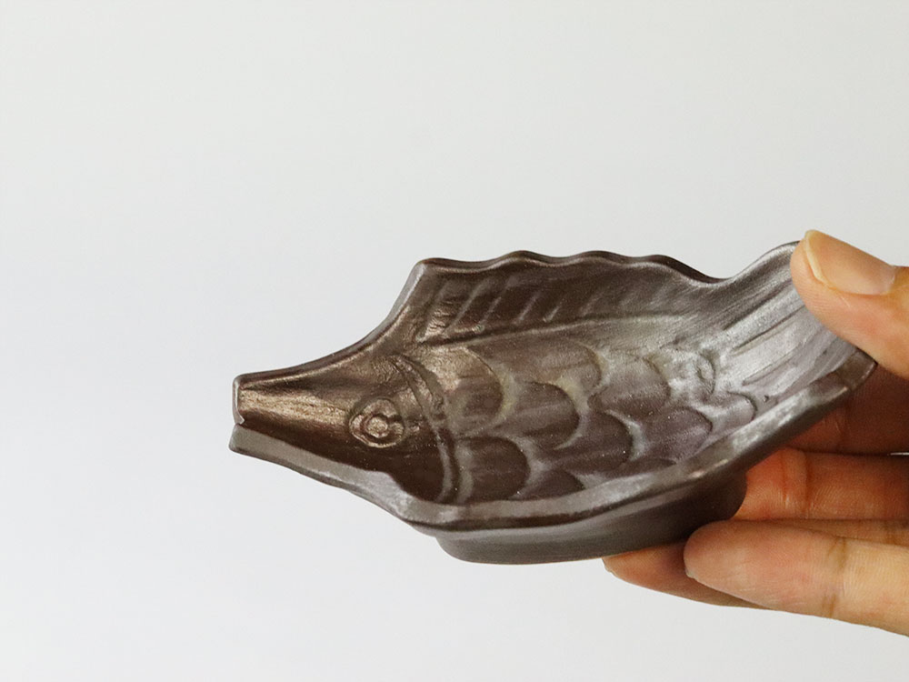デッドストック 木彫りの魚のような小皿 有田焼