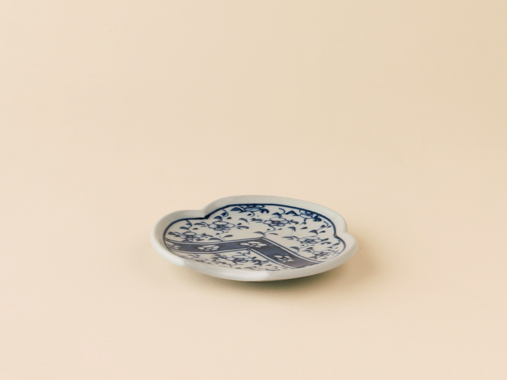 デッドストック 手描き染付 草花紋 松型 小皿 伊万里焼