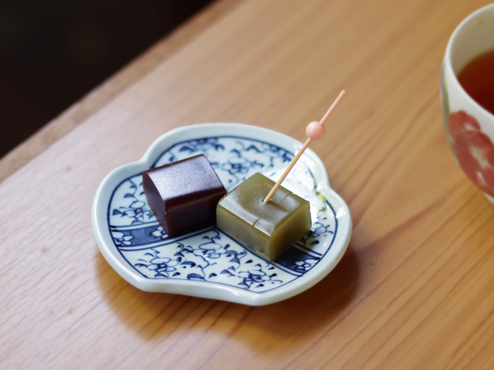 デッドストック 手描き染付 草花紋 松型 小皿 伊万里焼