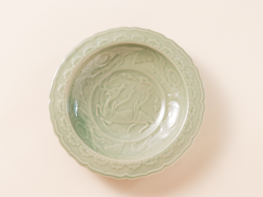 デッドストック 緑灰釉 レリーフ 鹿紋様 花形 深皿 有田焼