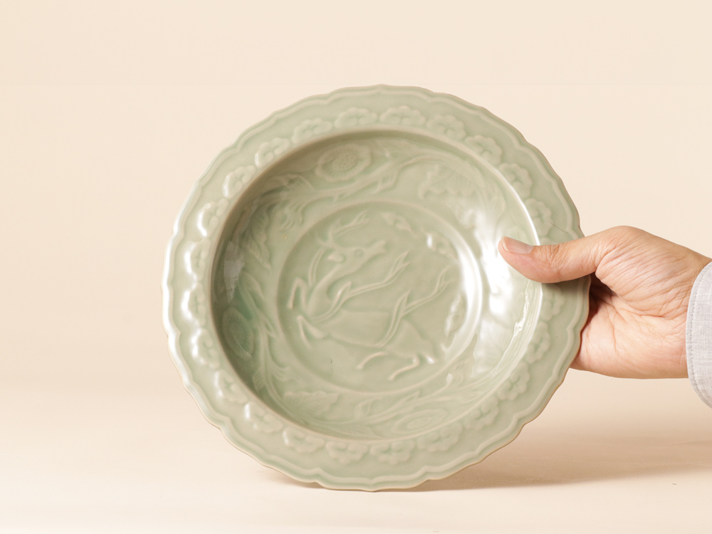 デッドストック 緑灰釉 レリーフ 鹿紋様 花形 深皿 有田焼