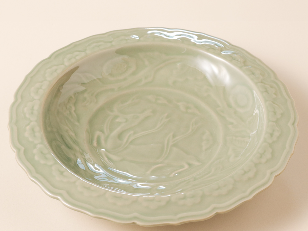 デッドストック 緑灰釉 レリーフ 鹿紋様 花形 深皿 有田焼